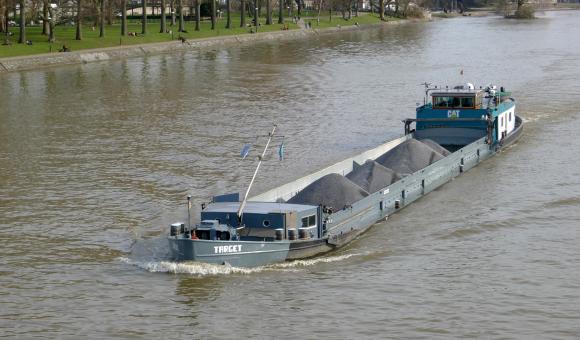 Bateau sur la Meuse, proche du parc de la Boverie (Liège) 