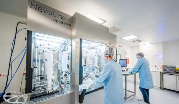 Exothera’s operators working on the NevoLine™ Upstream platform (Univercells Technologies)