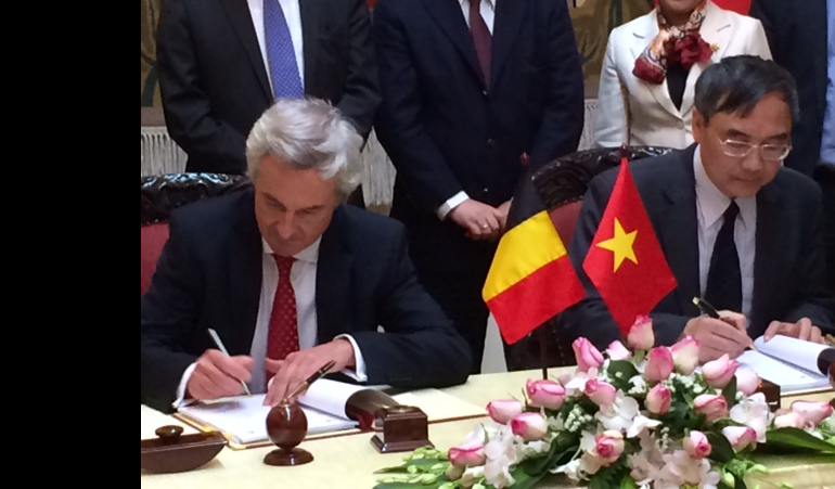 Signature du contrat Spacebel-Vietnam