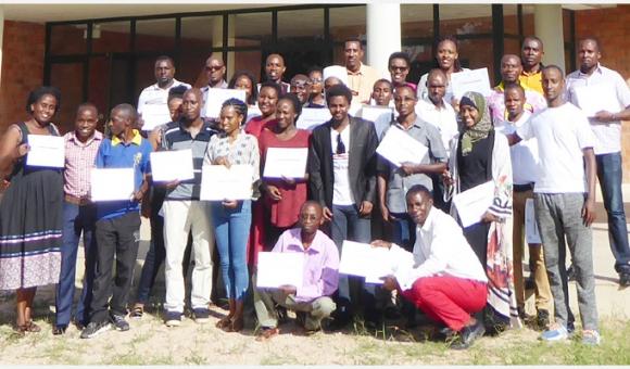 Les participants devant l'Ecole Nationale en Kinésithérapie et Réadaptation (c) Apefe