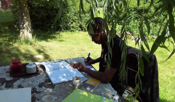 A ma table de travail sous un saul pleureur dans la ferme de Une Table ronde absl