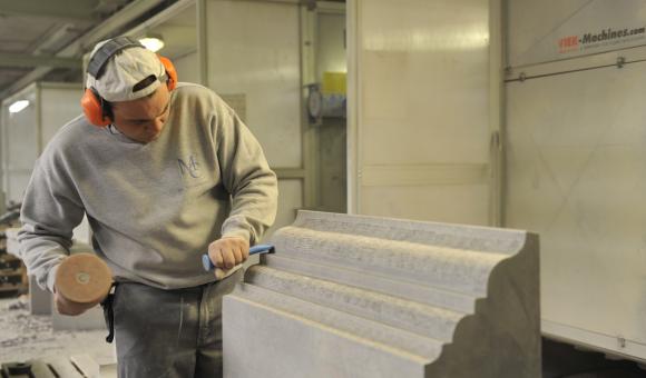 Découvrir le travail d'un artisan tailleur de pierre à Maffle